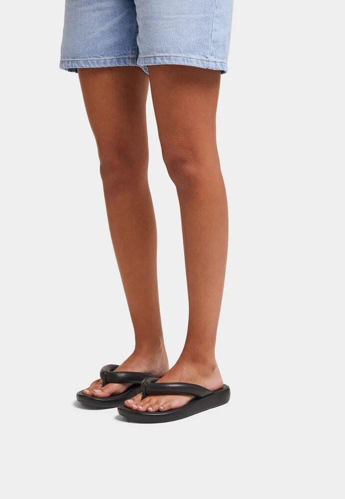 FitFlop iQushion D-Luxe Padded Leather Flip Flops Black